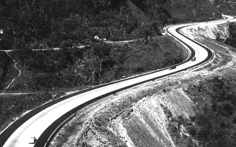 Estrada Rio-Petrópolis, construída em 1928, foi um marco da engenharia brasileira