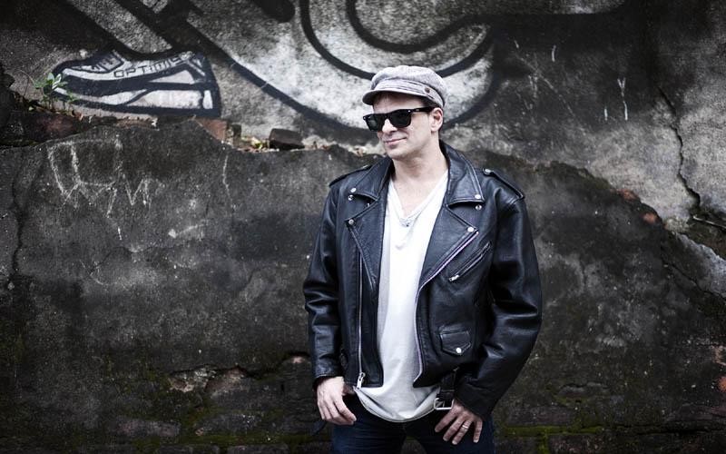 Rodrigo Santos, ex-Barão Vermelho, em show gratuito no CasaShopping