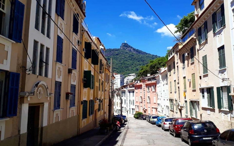 Rua Pires de Almeida, projeto de 1927, é uma joia arquitetônica do Rio