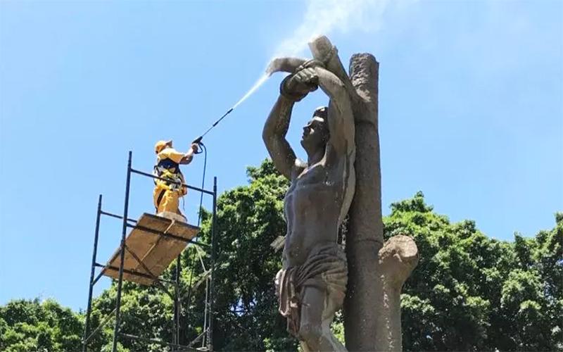 Estátua de São Sebastião é restaurada e lavada para as festividades do padroeiro da cidade