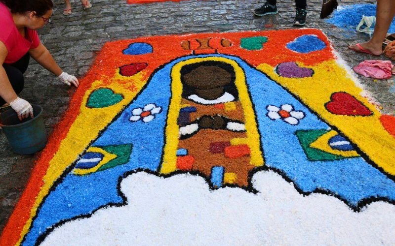 Tradição dos tapetes de sal transforma ruas do Centro de Saquarema em galeria a céu aberto