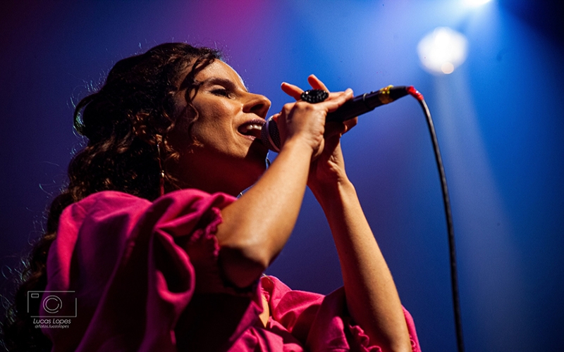 Sara Bentes e banda sueca Synliga no Teatro Rival