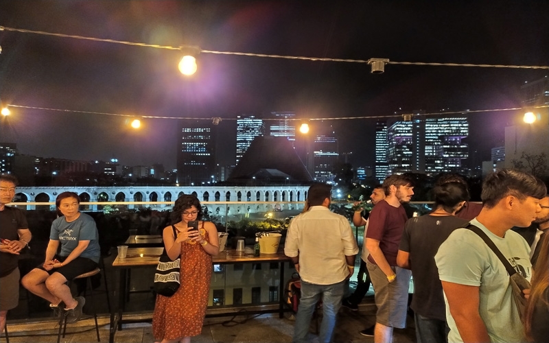 Roda de samba Quinta das Damas no terraço do Selina Lapa Hotel