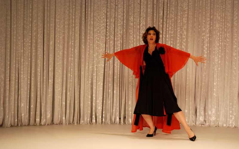 “Simplesmente eu, Clarice Lispector”, com Beth Goulart no Teatro Clara Nunes
