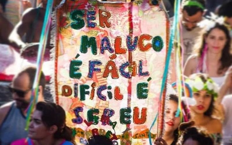 Cortejo do Tá Pirando ocupa a Avenida Pasteur no Carnaval 2026