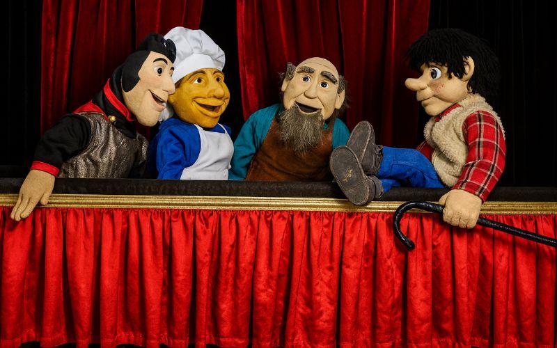 Contação de histórias com bonecos no Salão Assyrius do Theatro Municipal