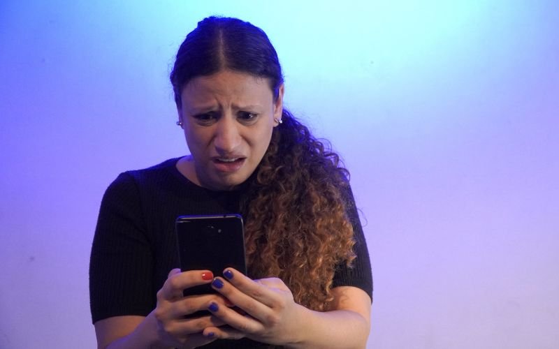 TerapIA: Natália Régia estreia comédia sobre terapia com inteligência artificial no Leblon