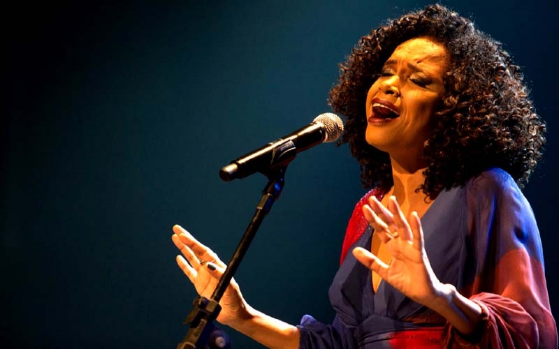 Teresa Cristina canta Paulinho da Viola no Teatro Claro Rio