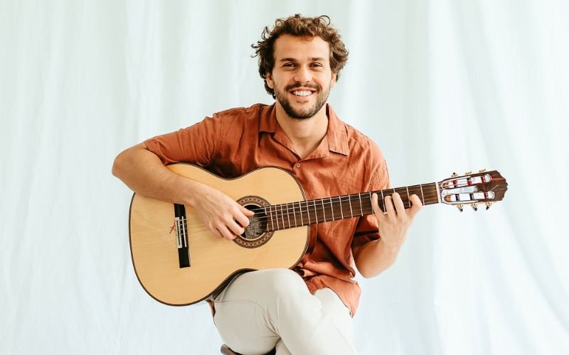 Theo Bial canta Chico Buarque no Centro da Música Carioca