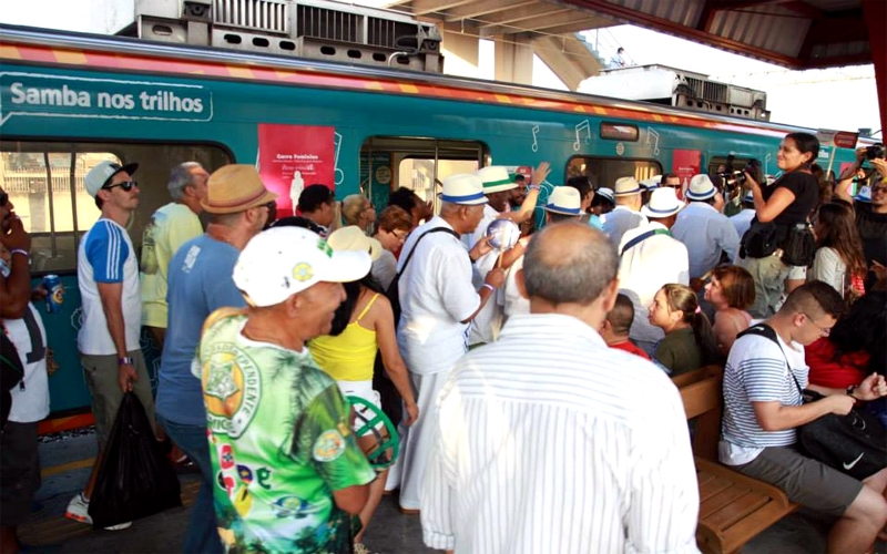 Sambistas fazem trem do samba informal até Oswaldo Cruz