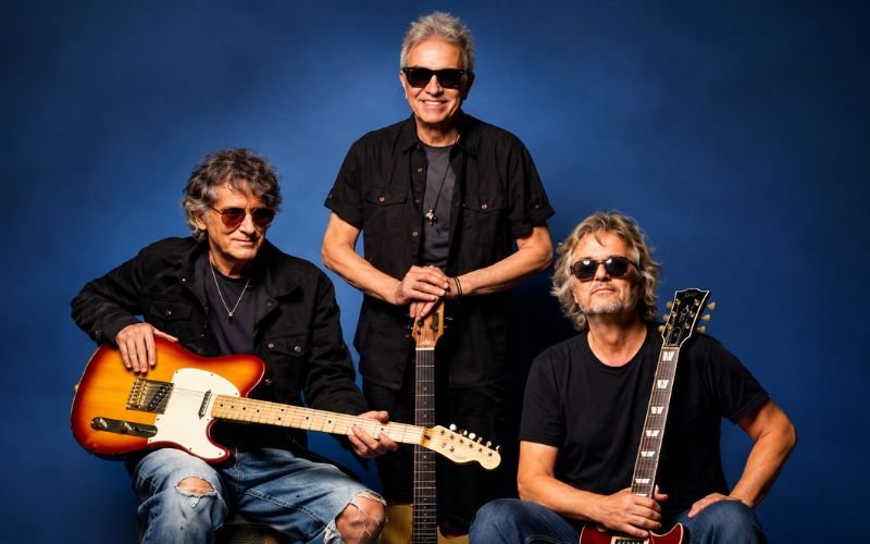Vinicius Cantuária, Arnaldo Brandão e Dadi Carvalho no Teatro Rival
