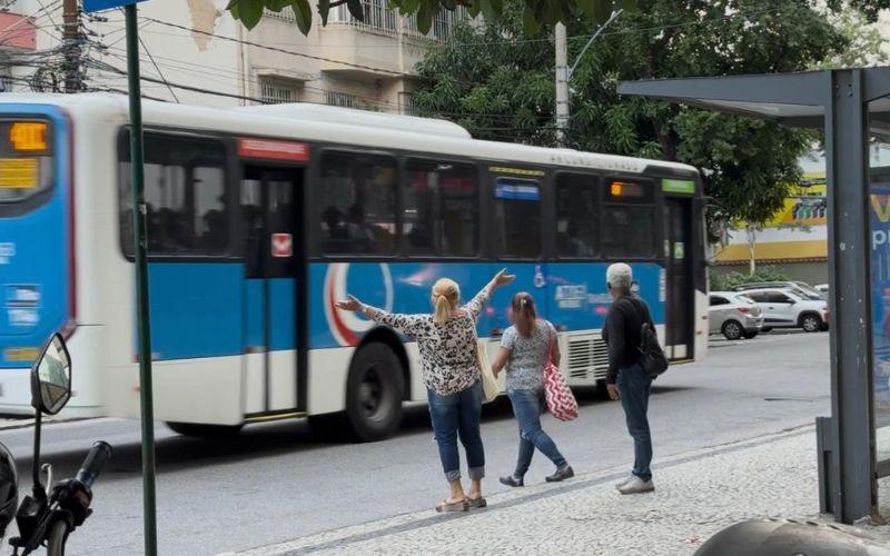 “Vovós-espiãs” fiscalizam ônibus que desrespeitam gratuidade para idosos
