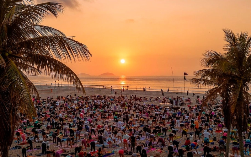 Yoga ao Sol Nascer na Praia de Copacabana