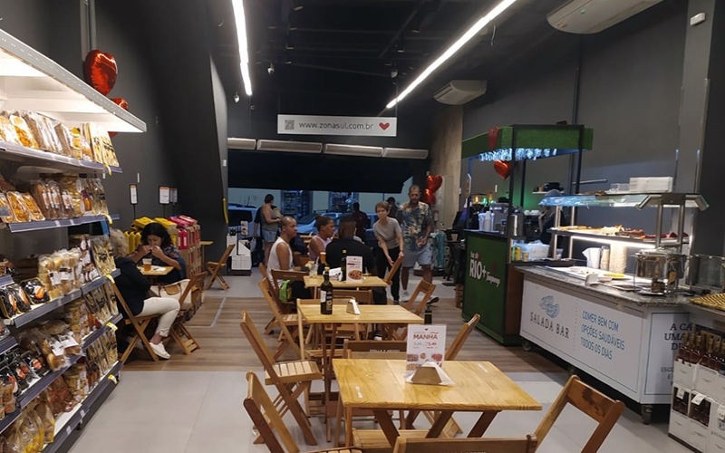 Supermercado Zona Sul abre seu primeiro Espaço Gastronômico na Praça São Salvador